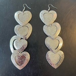 PRE-OWNED 5” LIGHTWEIGHT SILVERTONE DOUBLE HEARTS DANGLING PIERCED EARRINGS CTM1